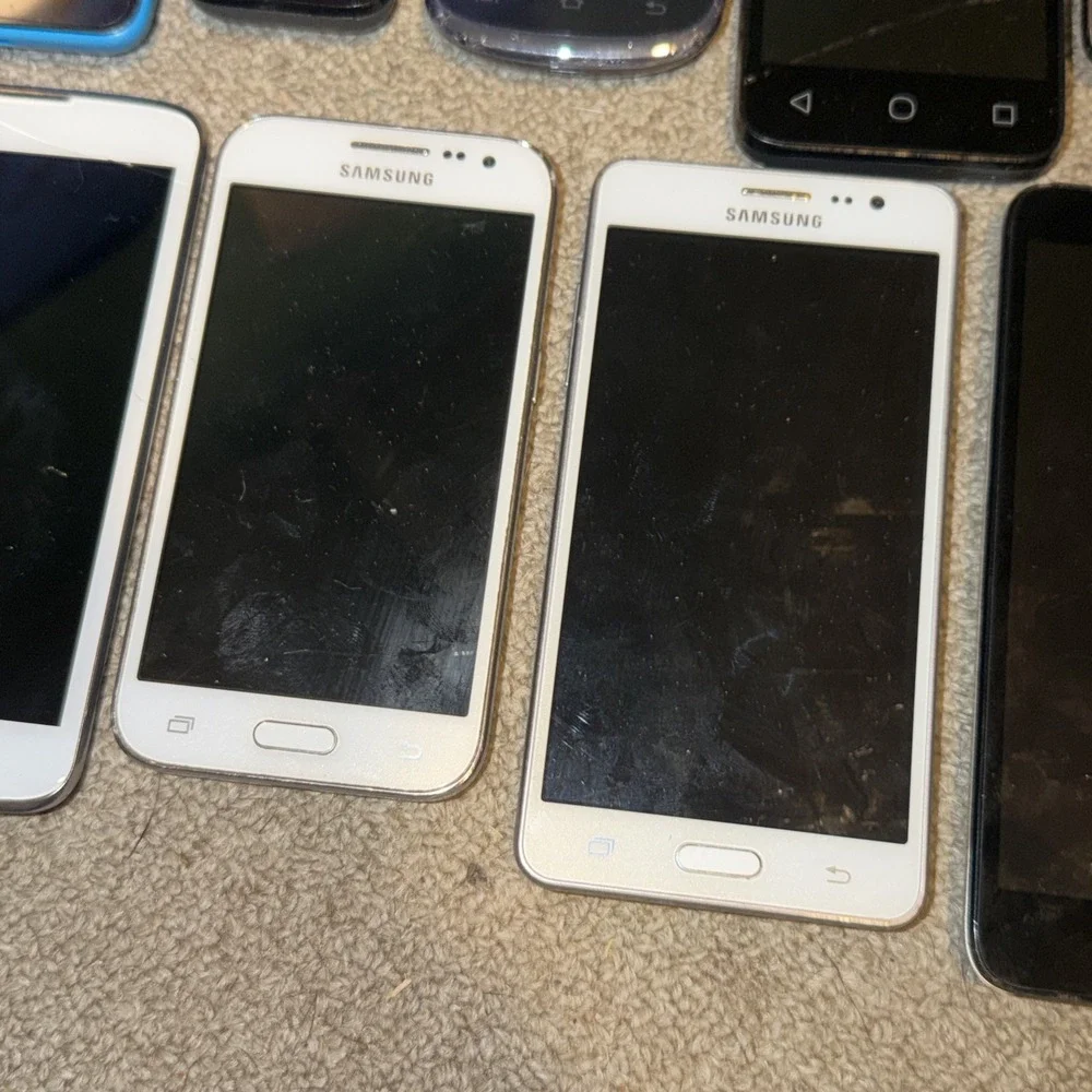 Lot Of 21 Cell Phones/Pads For Parts Only (Apple, Samsung, Motorola,LG) READ